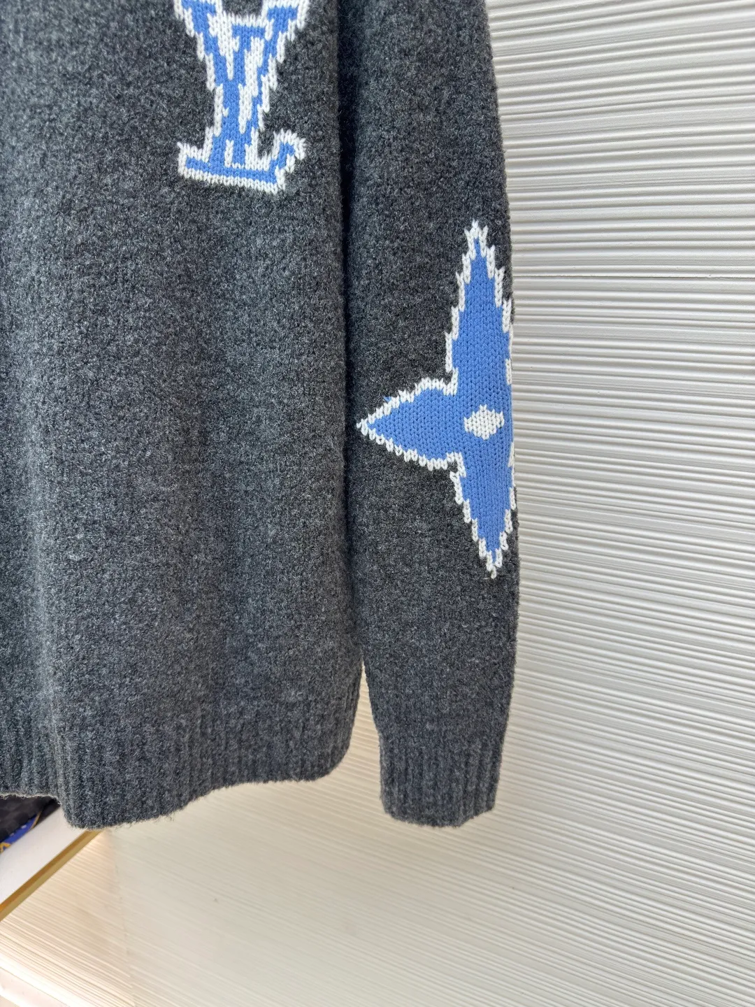 LOUIS VUITTON ski clover sweater ●Authentic product: purchased and developed for 12800 ●Item number: 1680305-A85 ●Fabric: wool blended fabric ●Technology: knitting ●Version: fitted version ●Weight: about 580 grams ●Size: XS-S-M-L ●Description: The wool is colored and dyed according to the 1:1 ratio of the original loop yarn. It is woven using a German 3.5G imported machine. The wool is hanged with a single-sided intarsia structure based on the original version. The flower pattern intarsia of the entire dress requires a full 16 sand spits. It is extremely heavy-duty, and the wool is put on the machine. It took two days to adjust the machine before it could be installed on a machine. There were 4 wools in a single spit and 64 wools in 16 spits. The threads were densely packed. One machine could only knit 4 pieces of clothing a day. If the wool for 1,000 pieces of clothing was prepared, it was estimated that it could only produce 800 finished products. The scrap rate was extremely high. The overall wiring is straight and delicate, the fabric is comfortable and soft, and the color is consistent without color difference. It can be matched with the same style to create a fashionable look and control various occasions. Customized accessories, complete with three standards, same style for men and women!